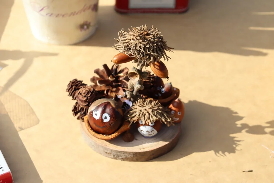 どんぐりや松ぼっくりで作られた可愛らしいクラフト作品