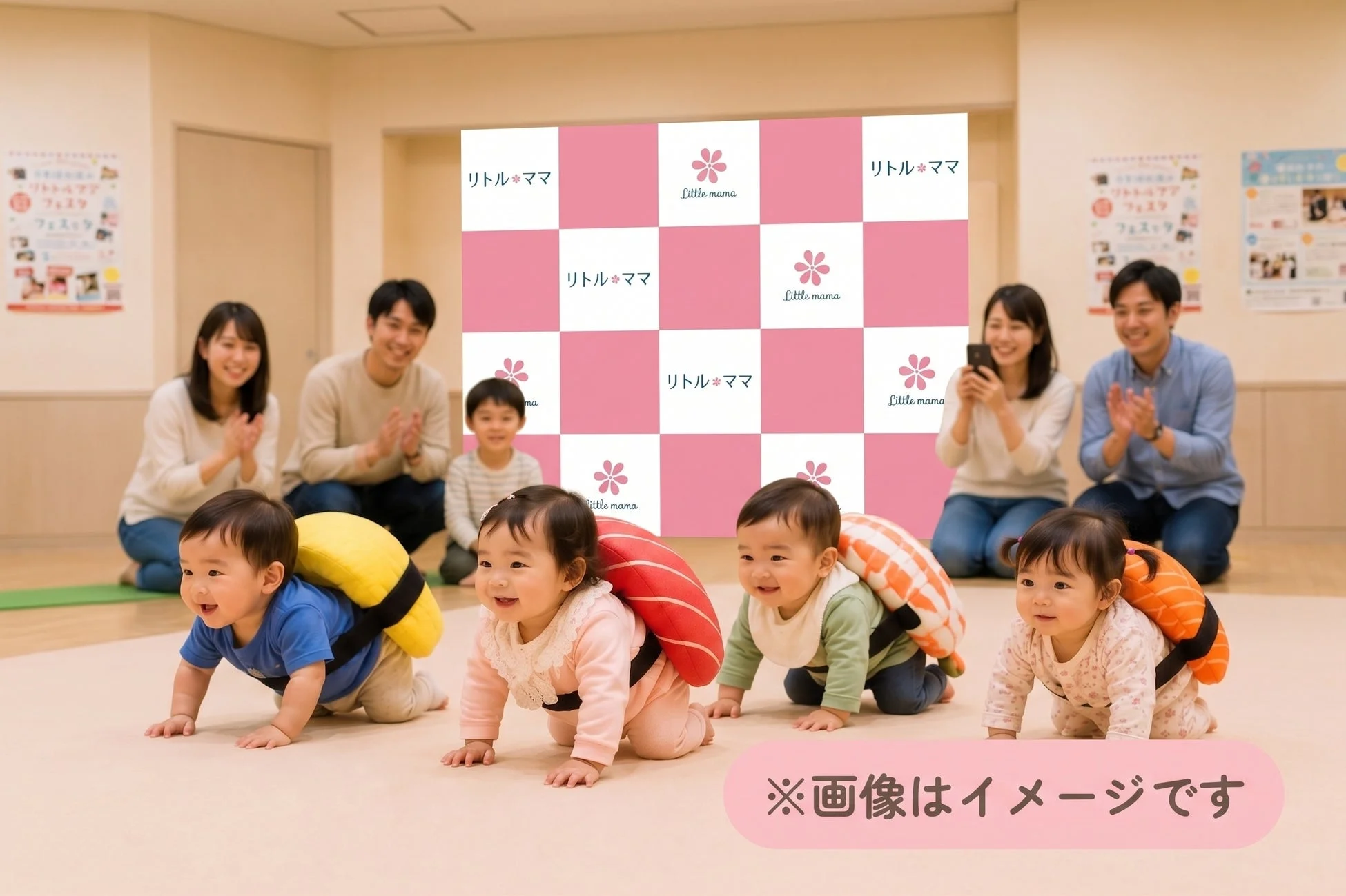 寿司のコスチュームを着た赤ちゃんがハイハイレースに参加する様子