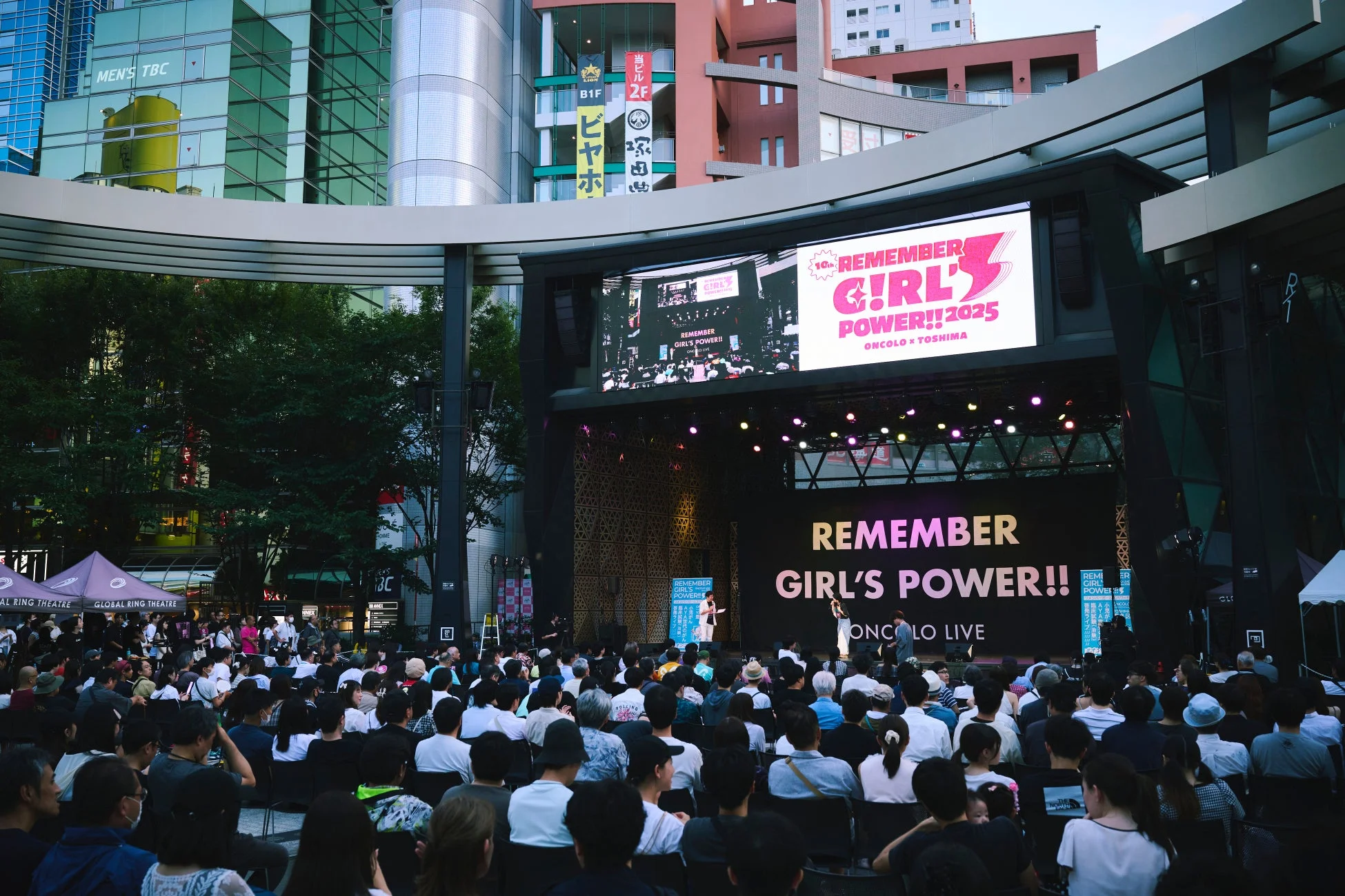 都市の広場で開催されている野外イベントの様子