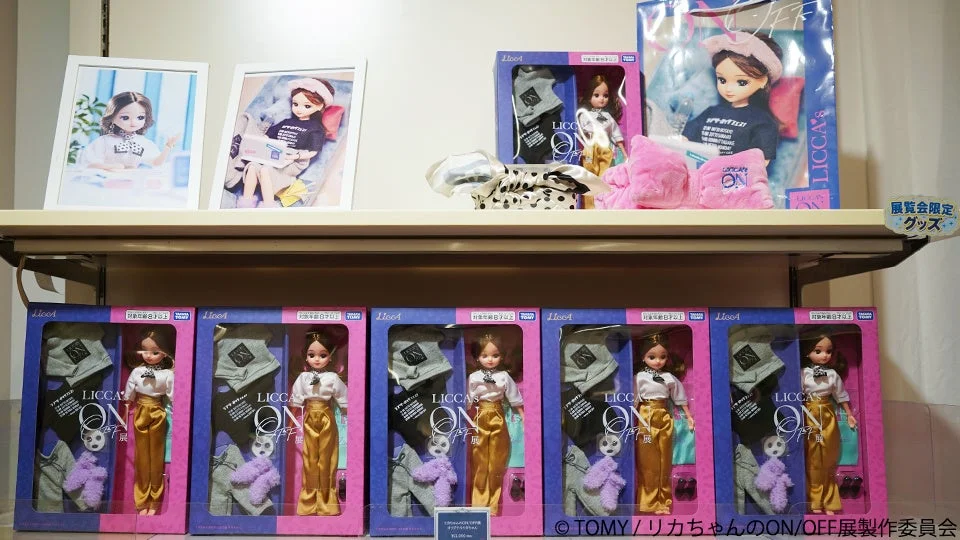 展覧会限定グッズの棚
