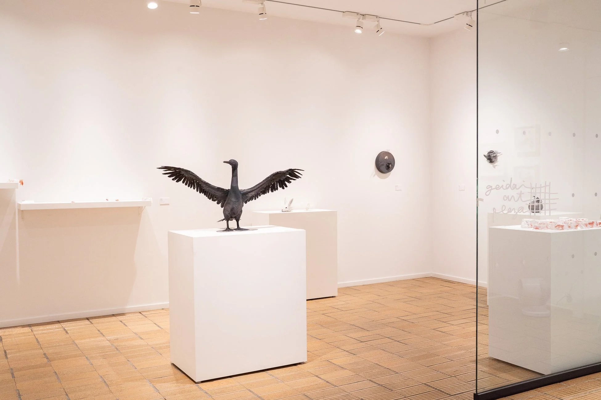藝大アートプラザの展示風景(鳥の彫刻)