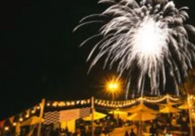 夜空に咲く花火と賑わうイベント会場