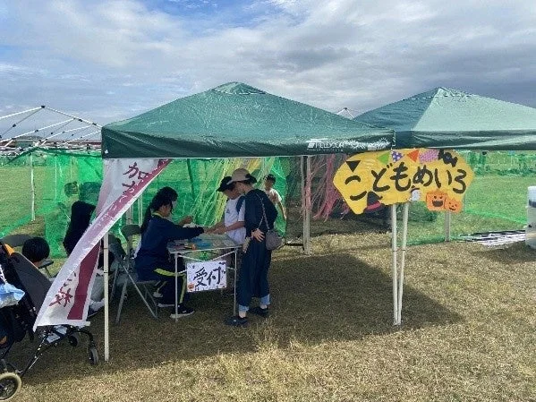 屋外イベント会場で受付と子どもめいろの看板