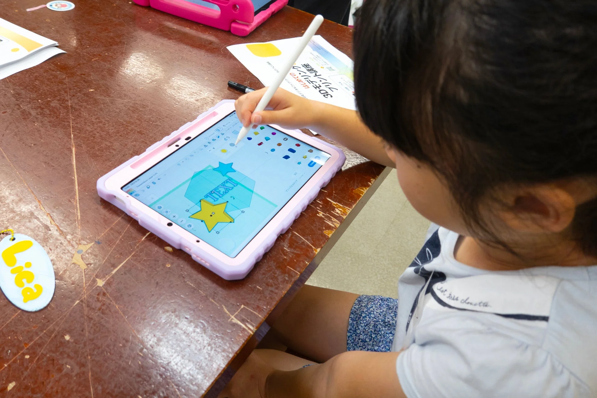 子供がタブレットでデジタルデザイン