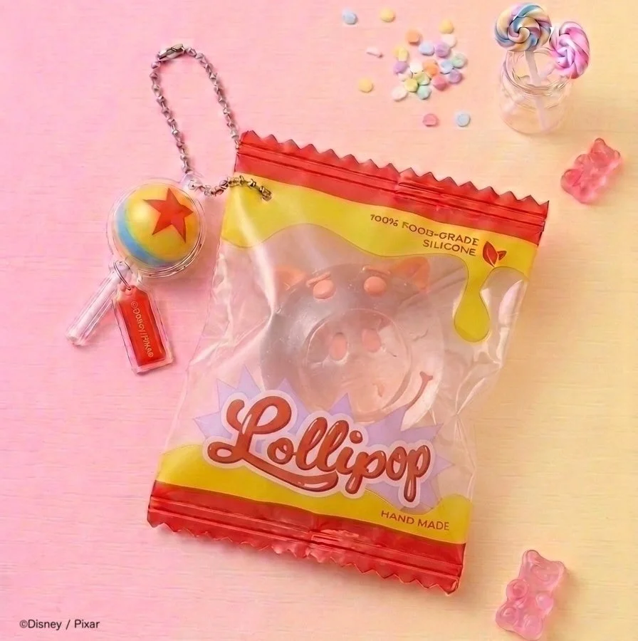 豚の形をしたシリコン製アイテムが「Lollipop」と書かれた袋に入っている