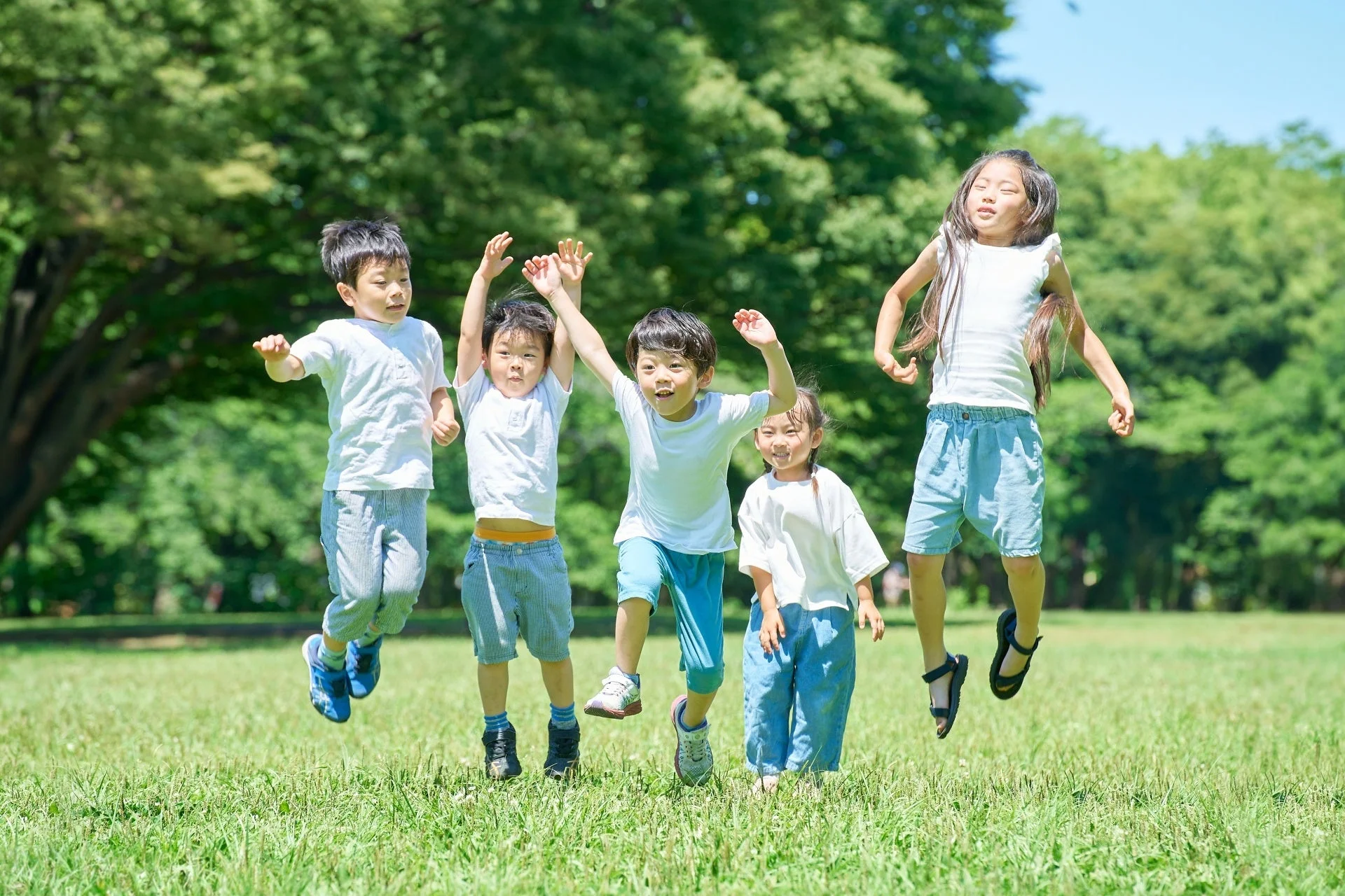 子供たちがジャンプ