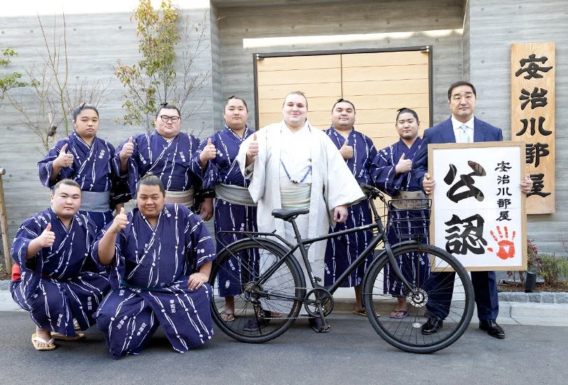 安治川部屋の力士と自転車
