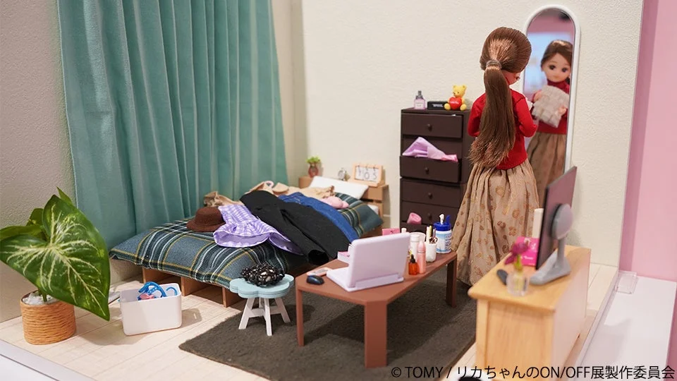 部屋で鏡を見るリカちゃん