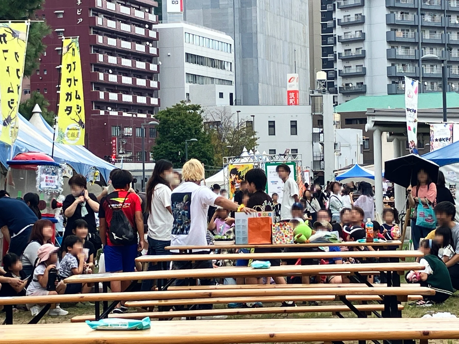 多くの人々で賑わうイベント会場の様子