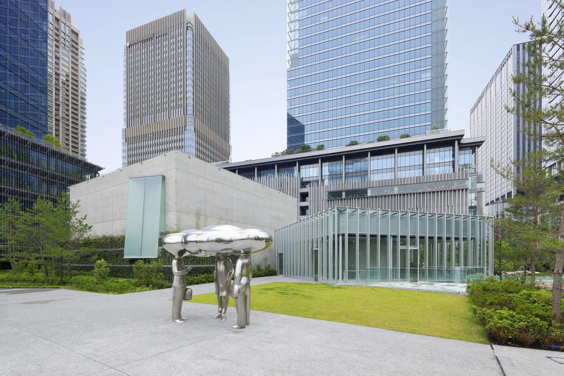 VS.の現代建築と広場