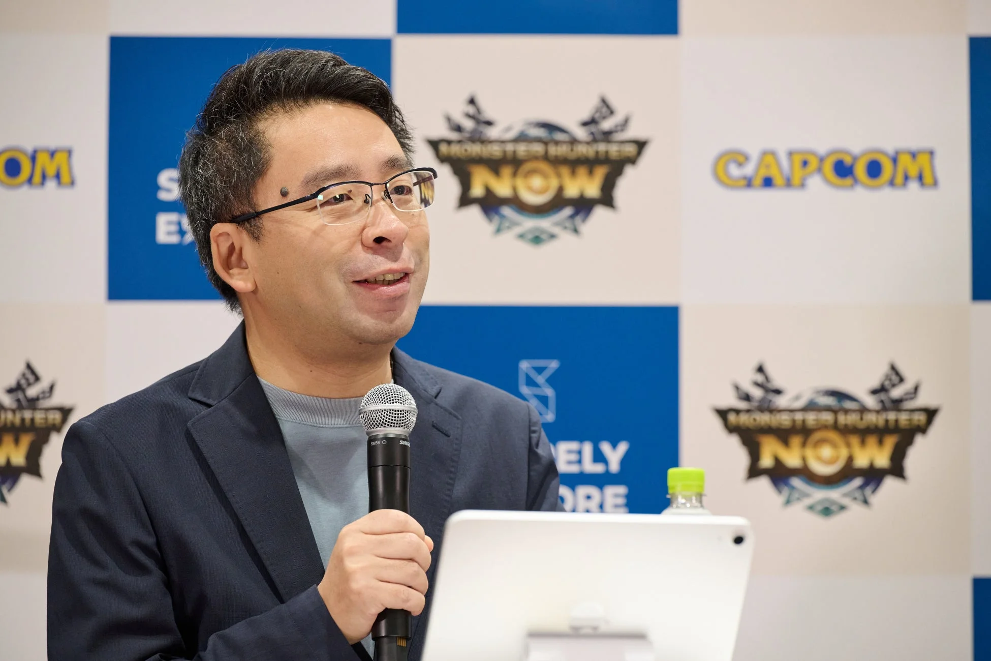マイクを持って話す河合氏