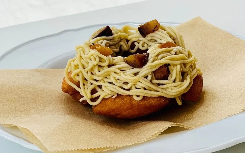 揚げ菓子の上にモンブランのようなクリームがたっぷりと絞られたデザート