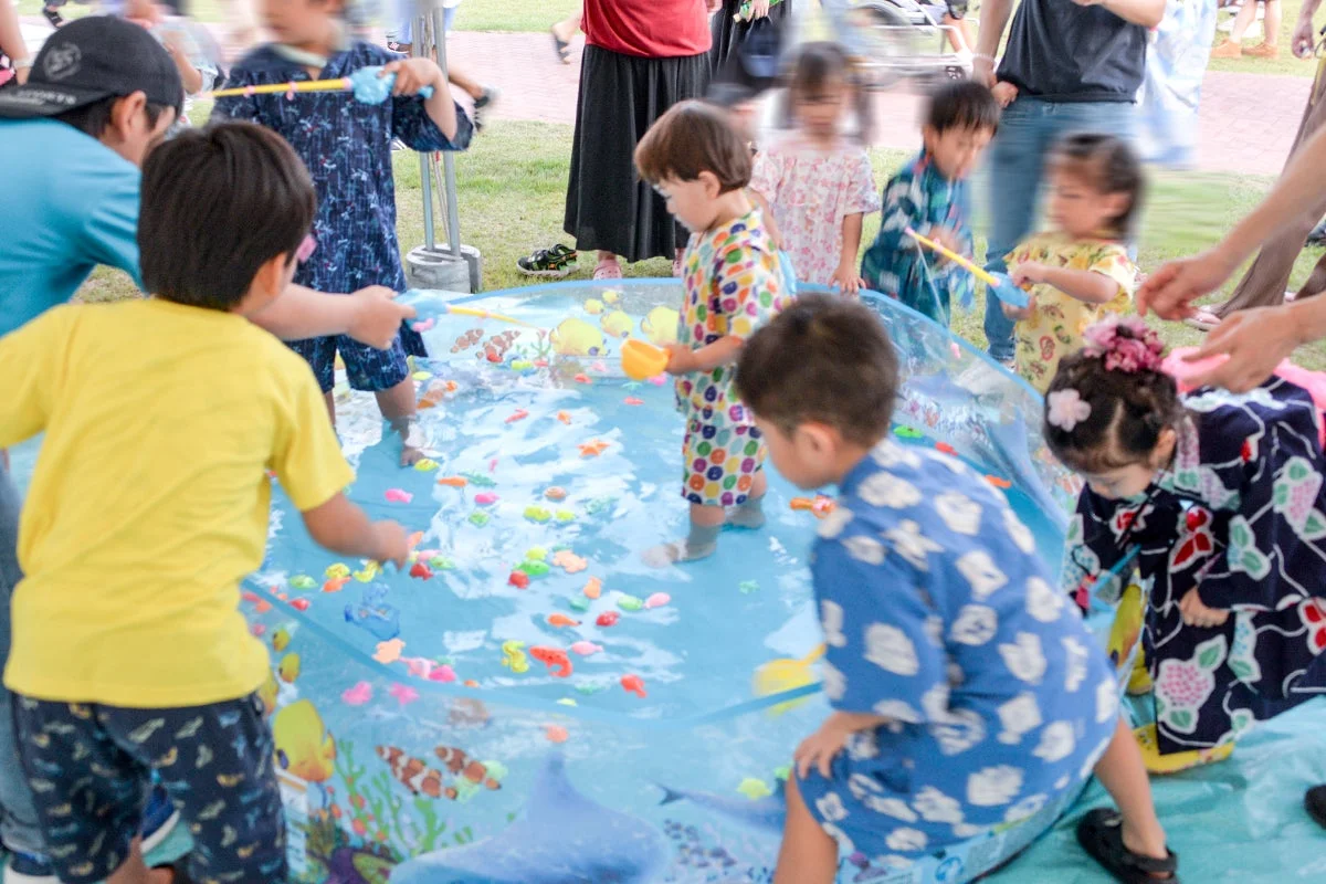 子どもたちが魚釣りを楽しむ様子