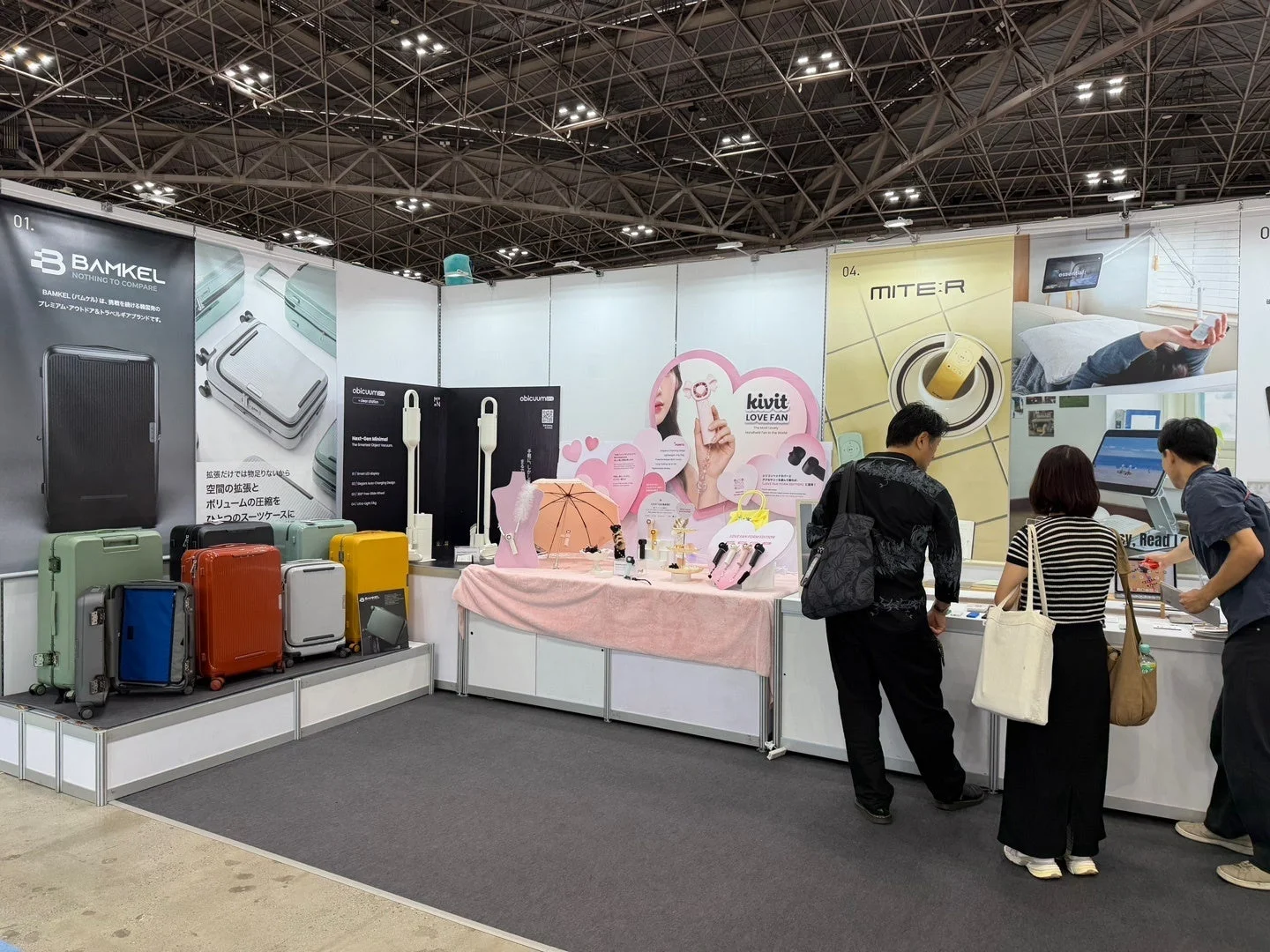 展示会の様子と製品展示