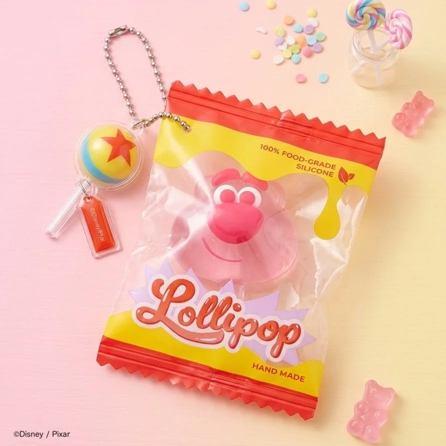 トイ・ストーリーのロッツォをモチーフにしたピンク色のシリコン製ロリポップ型キーホルダー