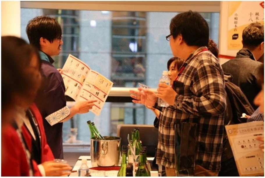 試飲会で交流する来場者たち