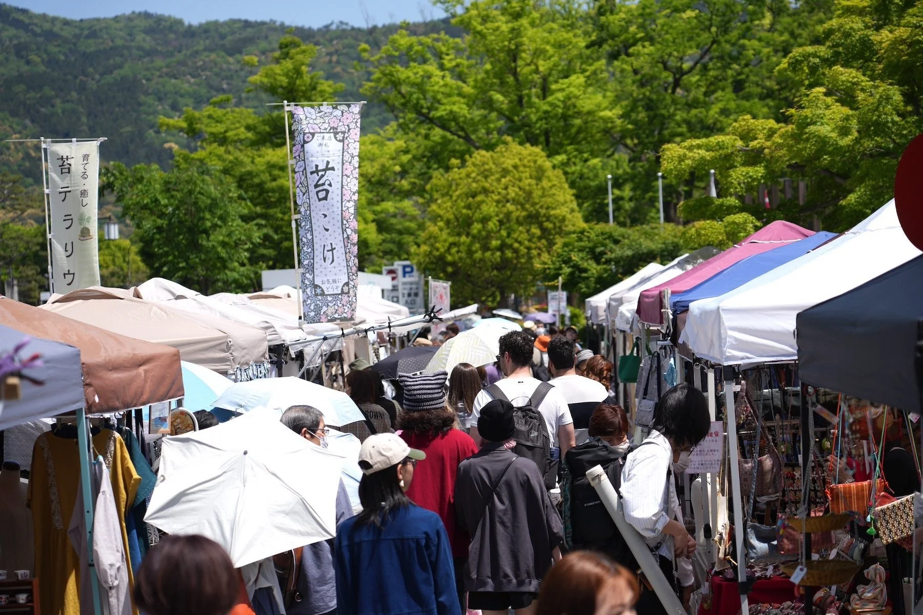 屋外マーケットの様子