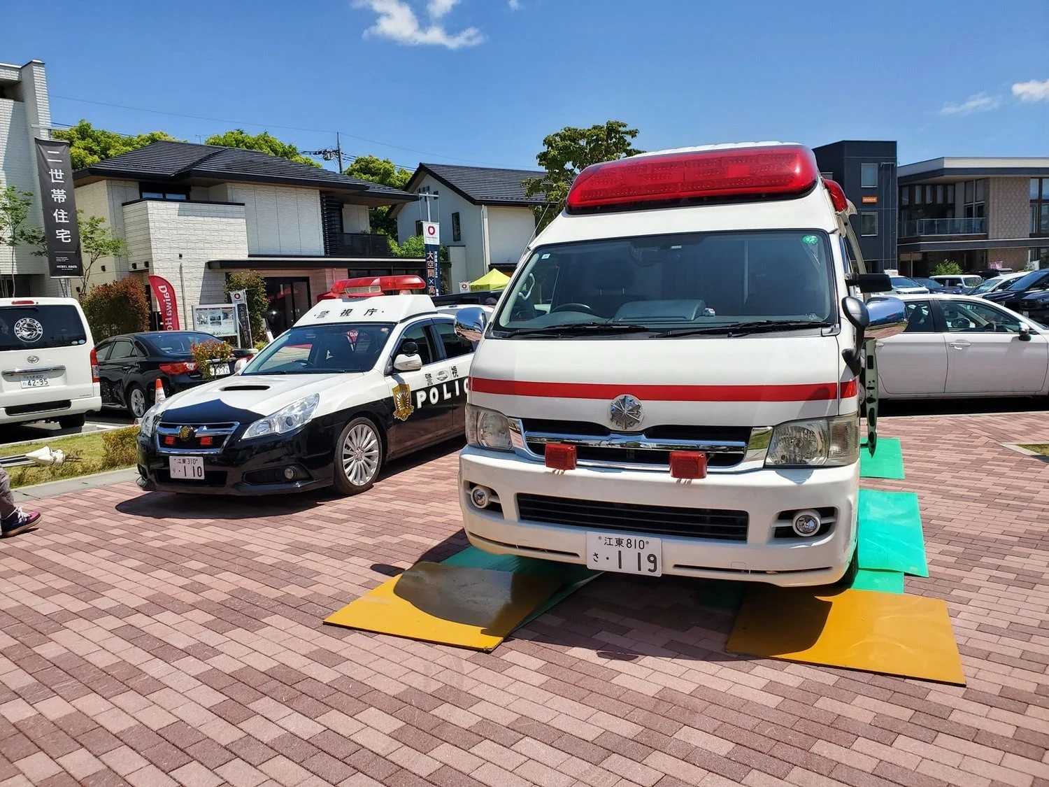 パトカー、救急車の展示