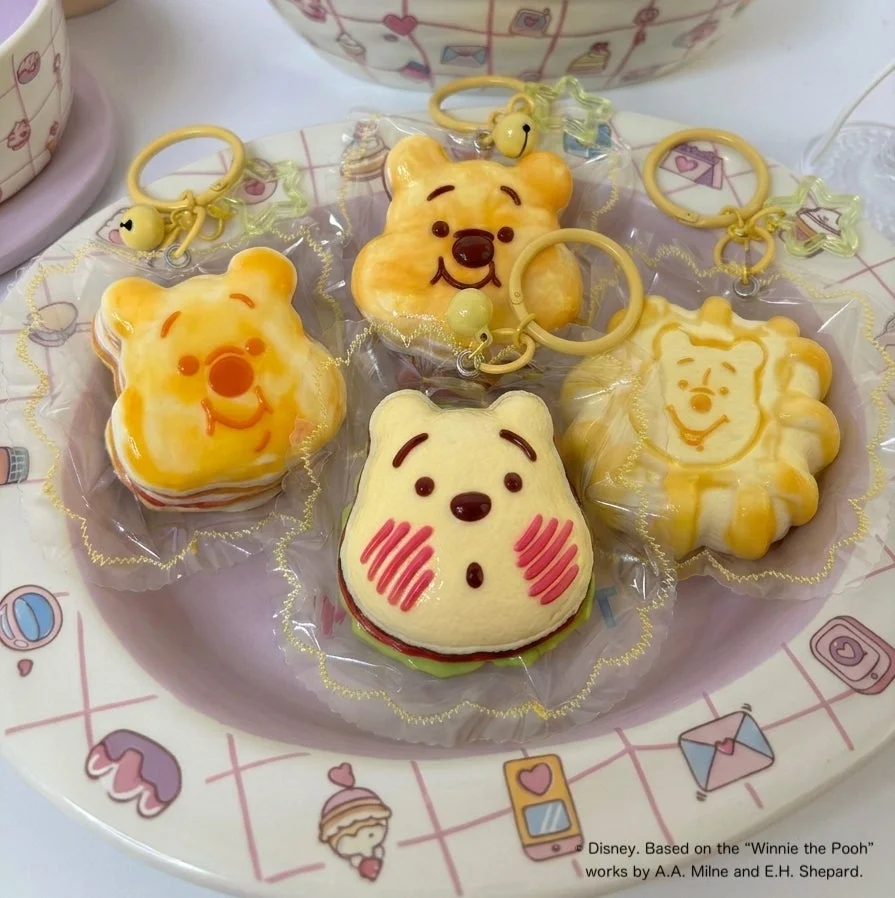 可愛いプーさんのキャラクターグッズと、プーさんの顔の形をしたスイーツ