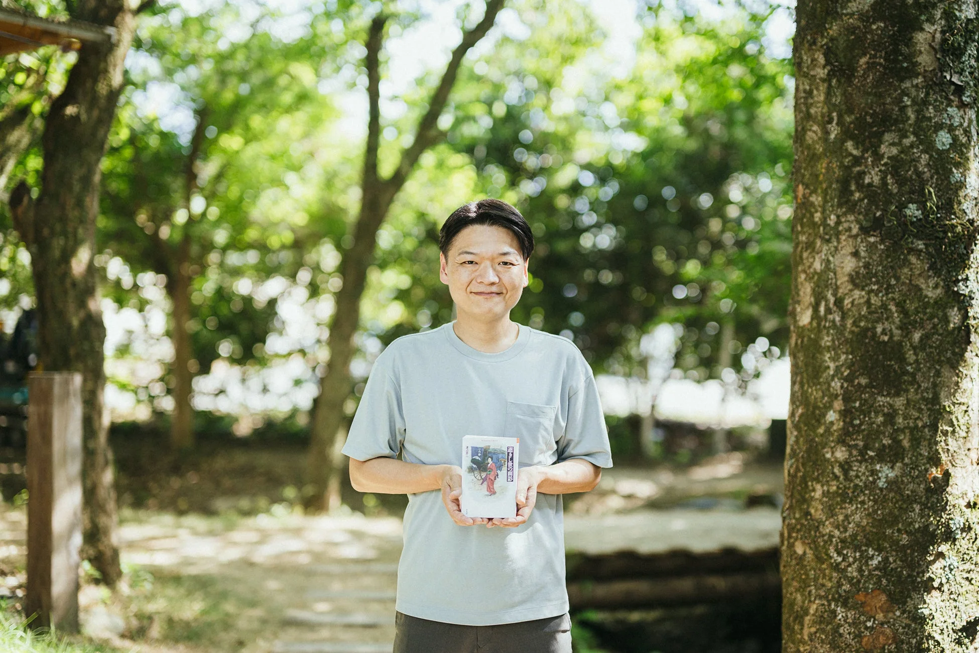 屋外で読書を楽しむ男性