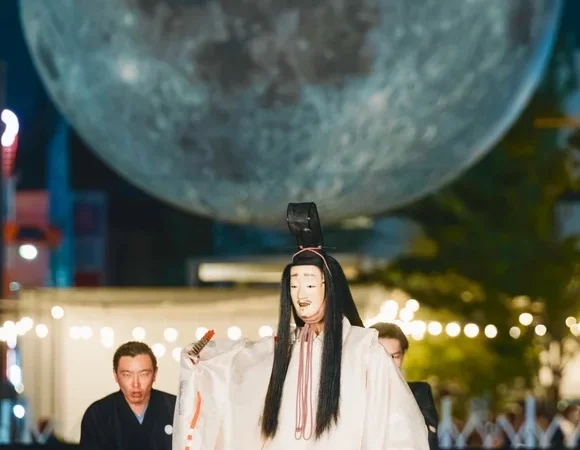 気軽に能の世界へ！『THE “能” INムーンアートナイト下北沢 月下の舞』が下北沢駅前広場に登場