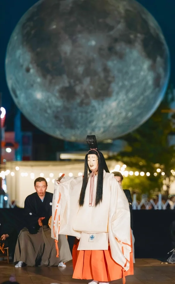 気軽に能の世界へ!『THE “能” INムーンアートナイト下北沢 月下の舞』が下北沢駅前広場に登場