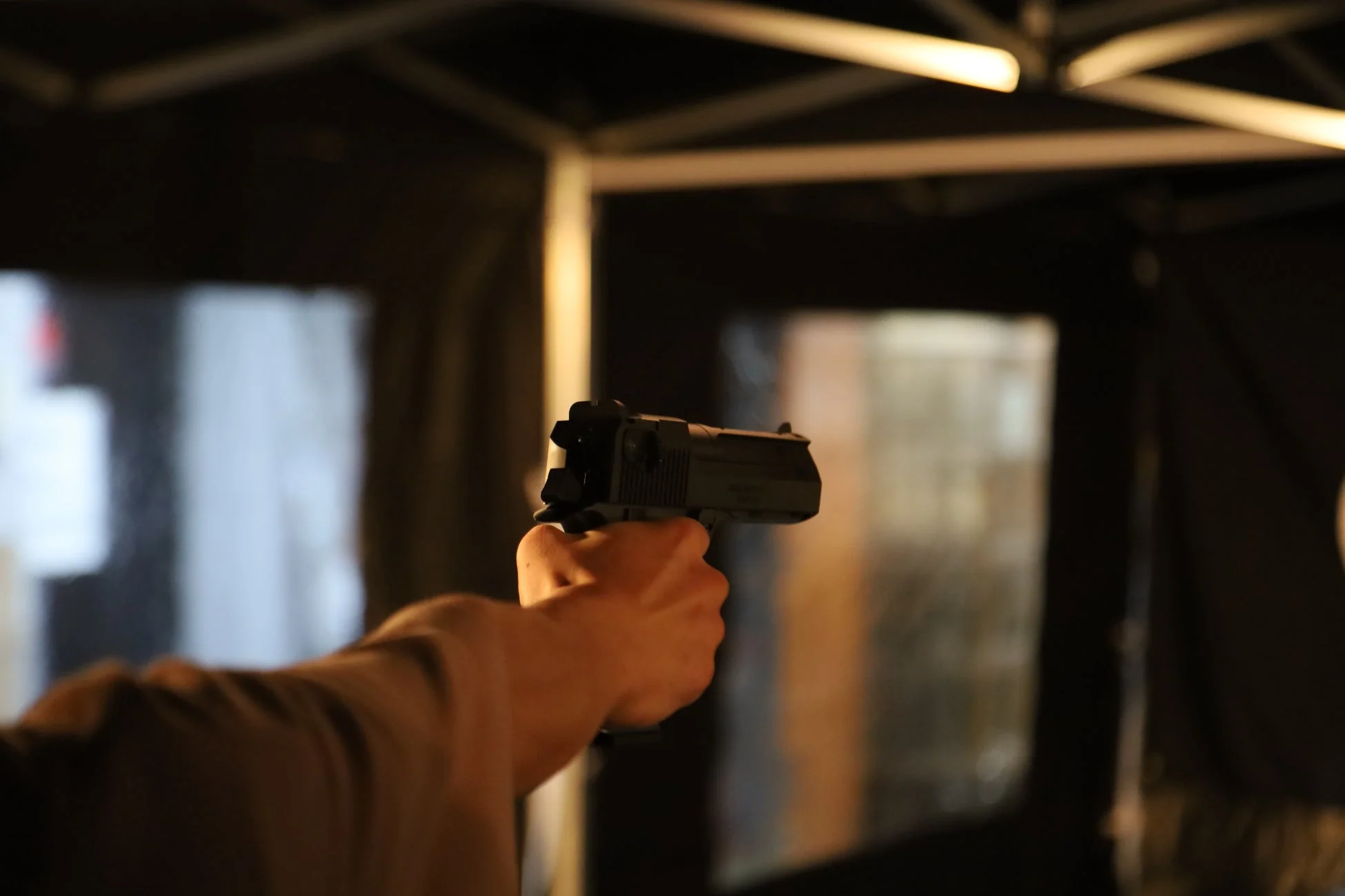 銃を構える人物