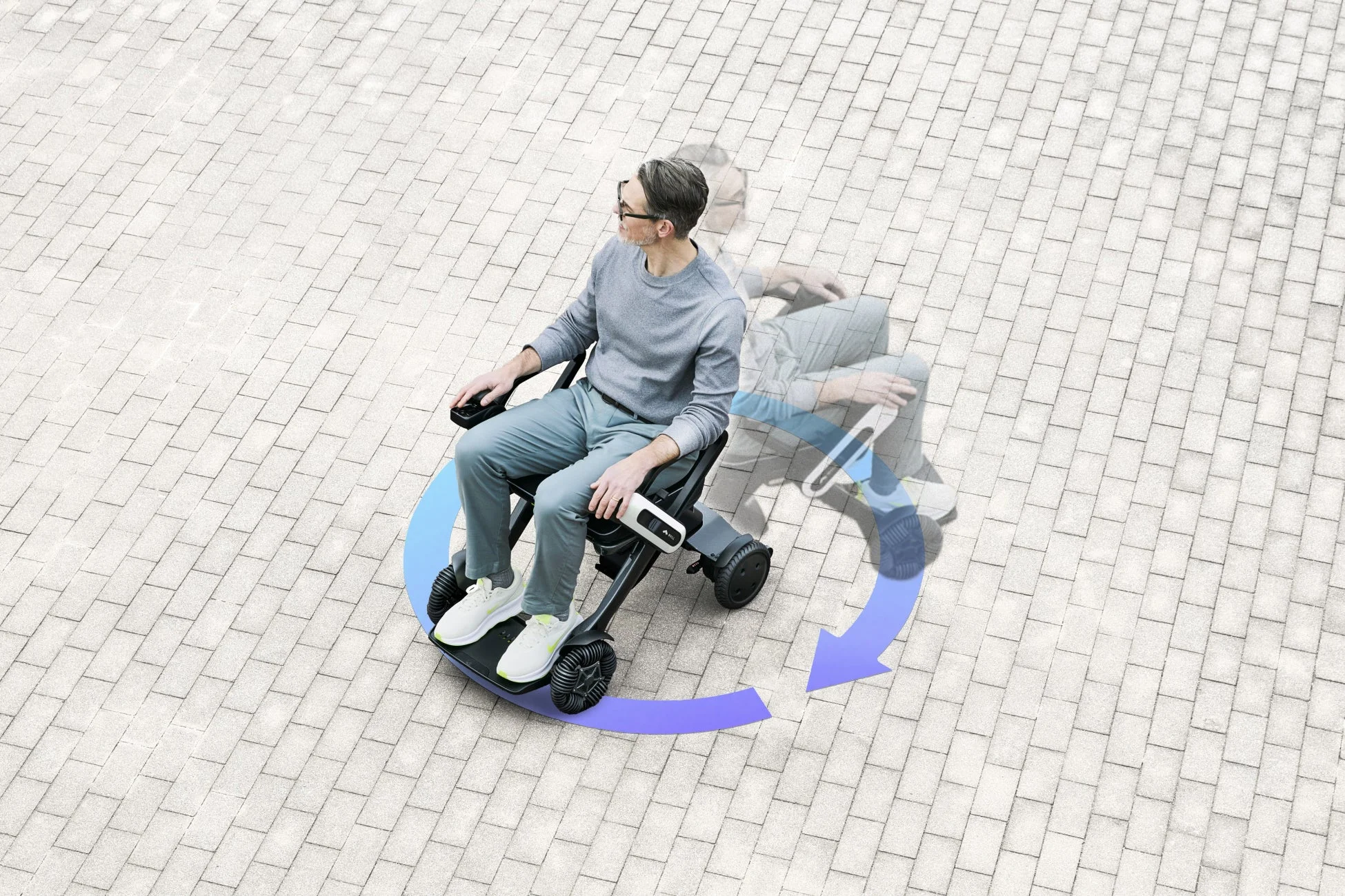 電動車椅子に乗った男性が高い旋回性能をデモンストレーションしている様子