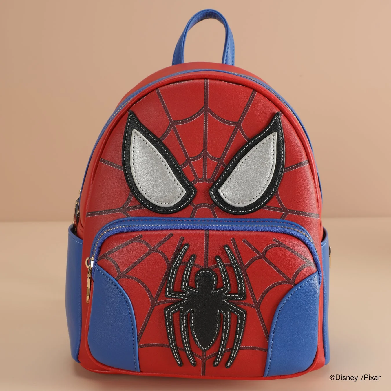 スパイダーマンのデザインが施された赤と青のミニリュックサック