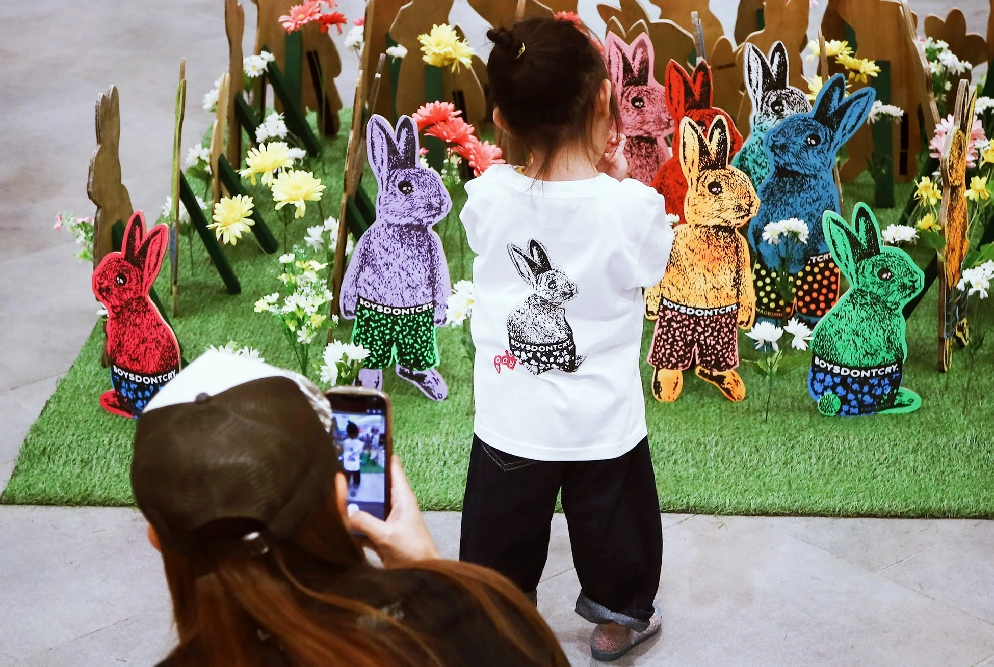 子供とウサギの展示