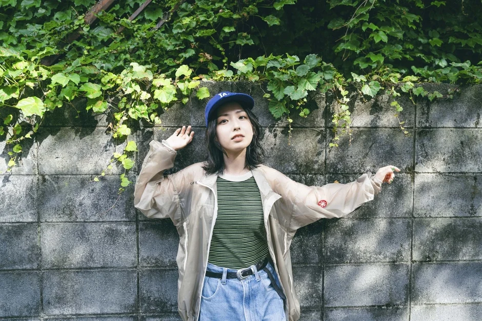 青いキャップとカジュアルな服装の若い女性、soratoさん