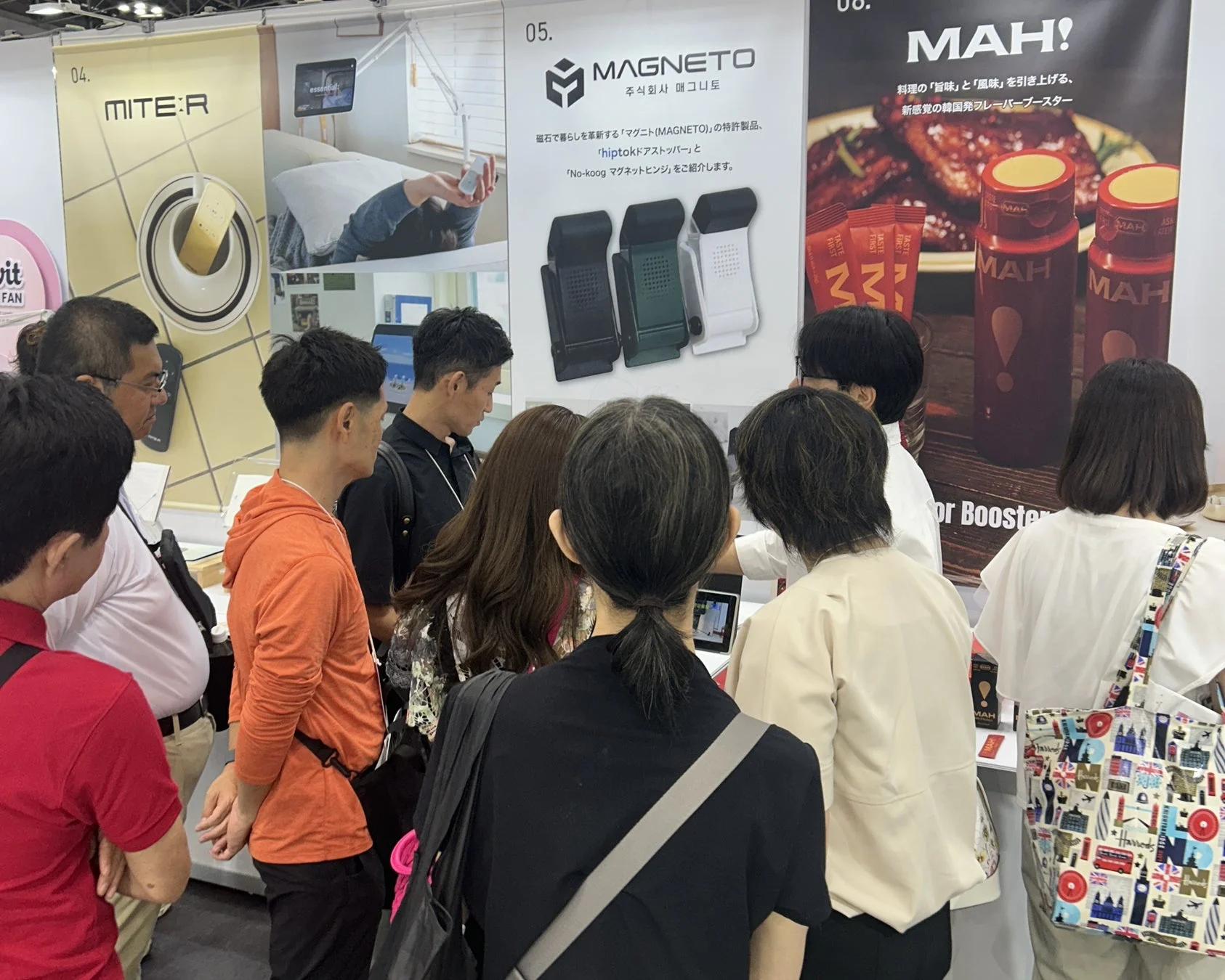展示会の様子と製品群