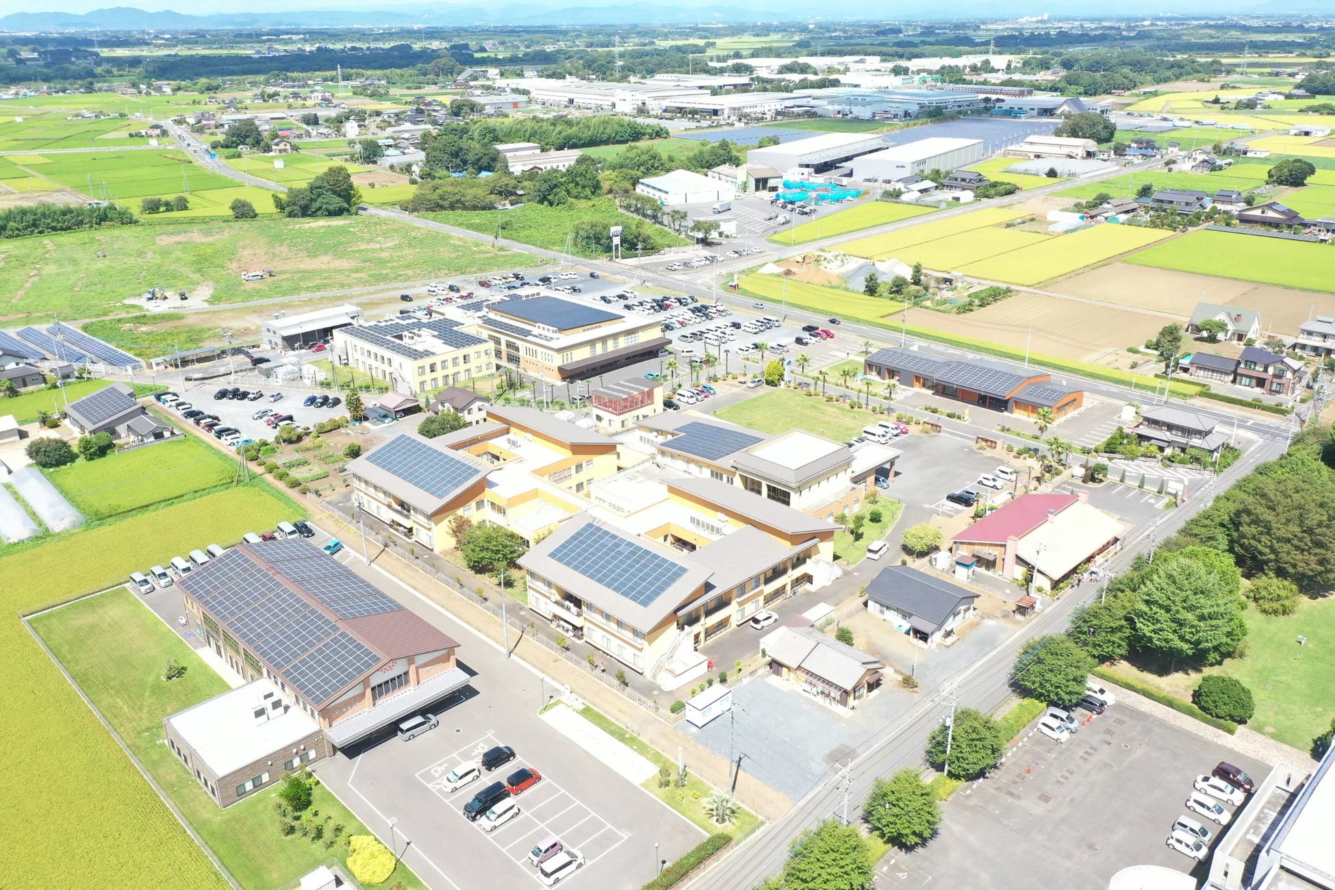 田園地帯にある施設群の空撮画像