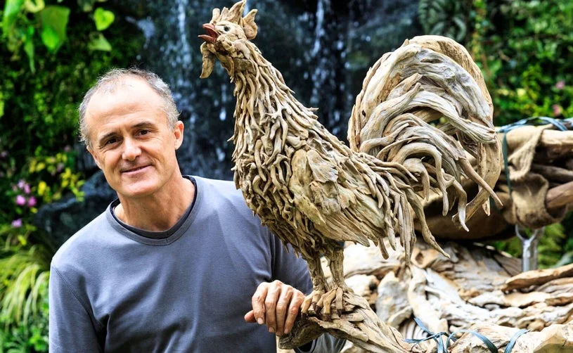彫刻家ジェームズ・ドーラン・ウェッブ氏と流木アート
