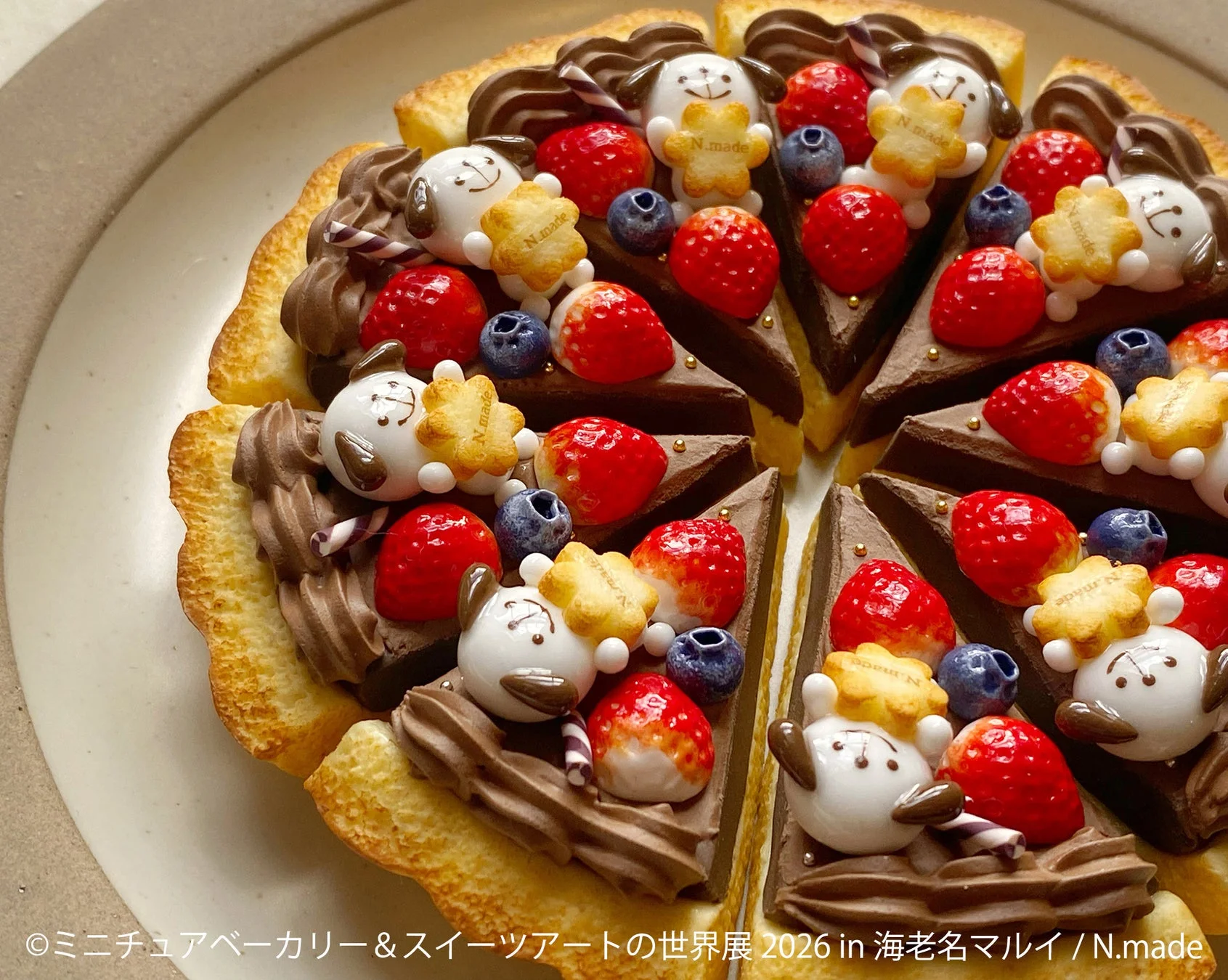 チョコレートとイチゴのタルトを飾る可愛い動物のキャラクター