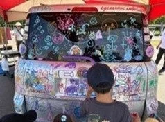 車に落書きをする子供たち