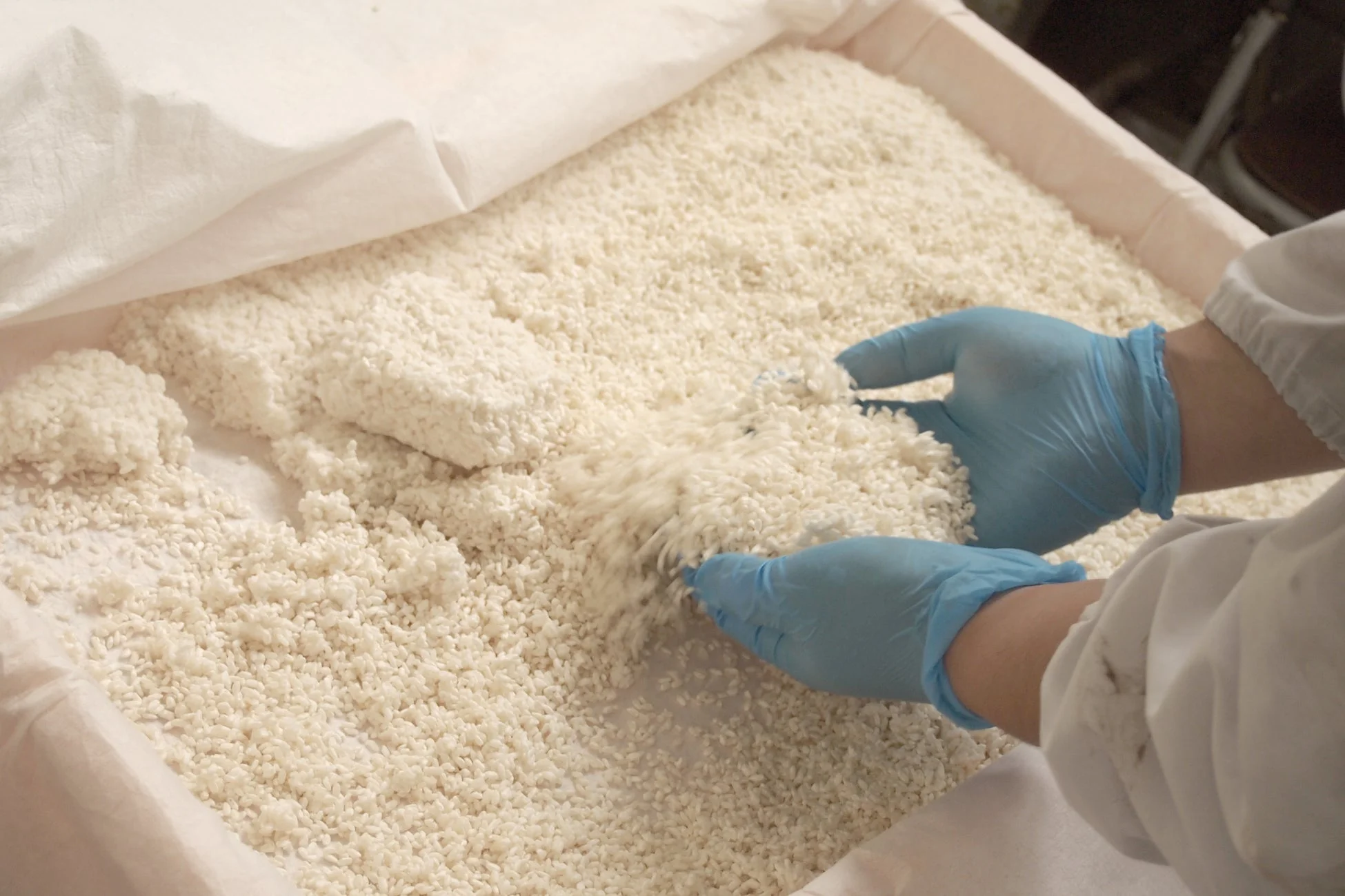 米麹を混ぜる作業員