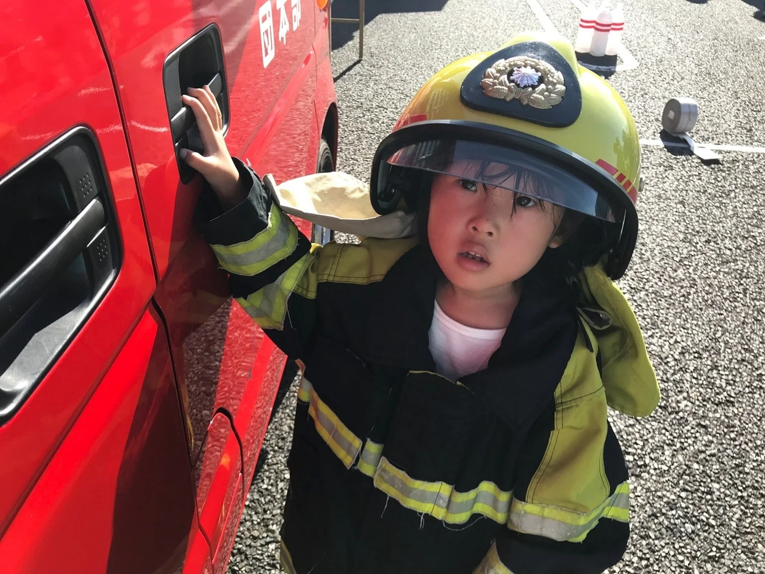 消防車と消防士の制服を着た子供