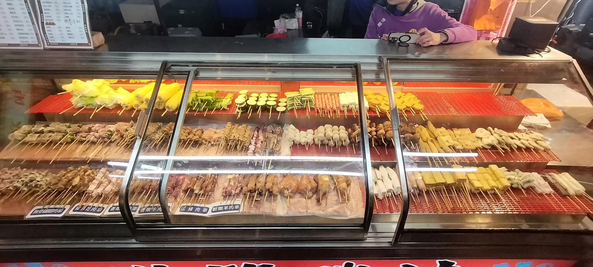様々な串焼きが並ぶ屋台