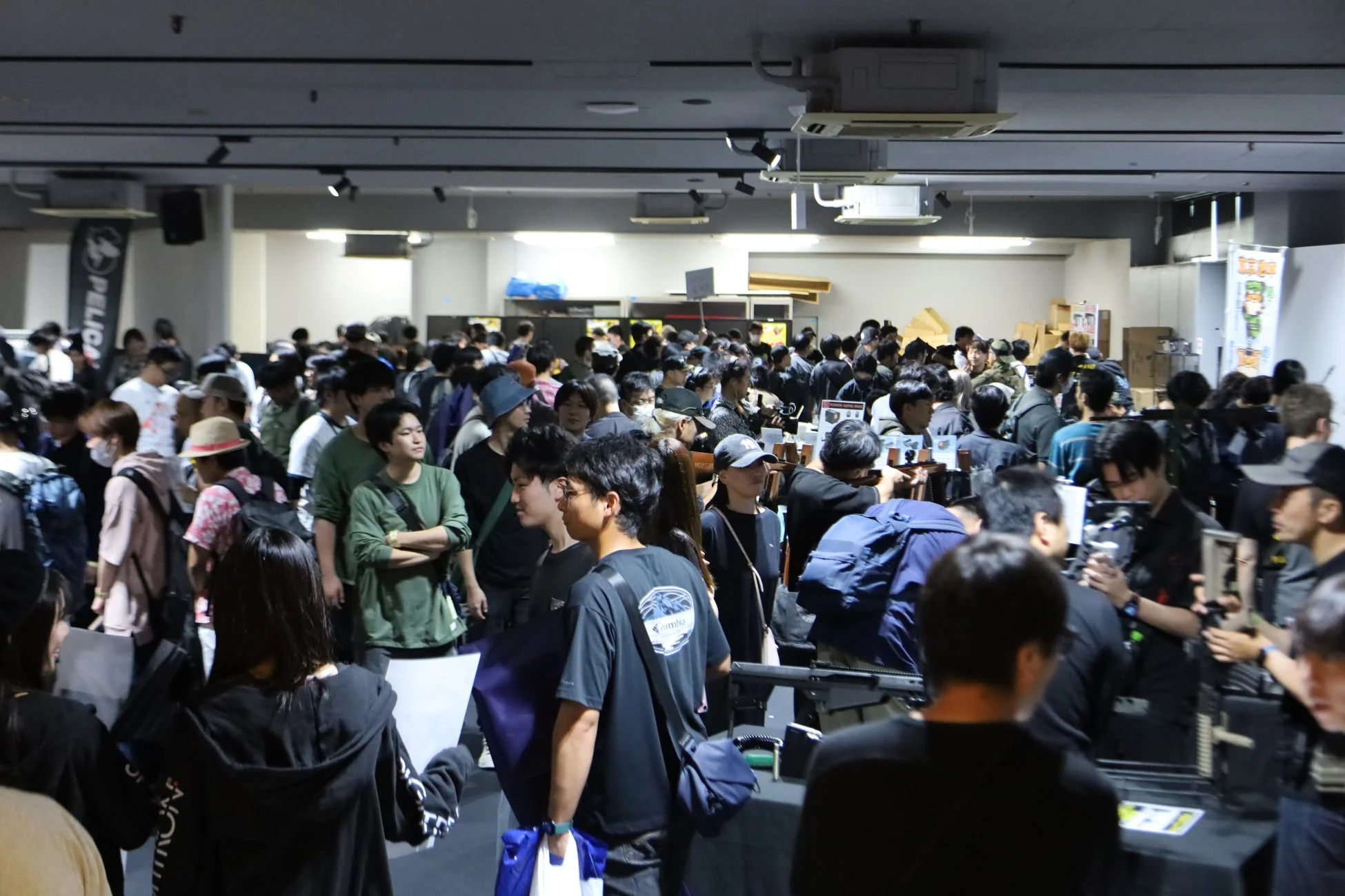 屋内会場で大勢の参加者が集まるイベントの様子