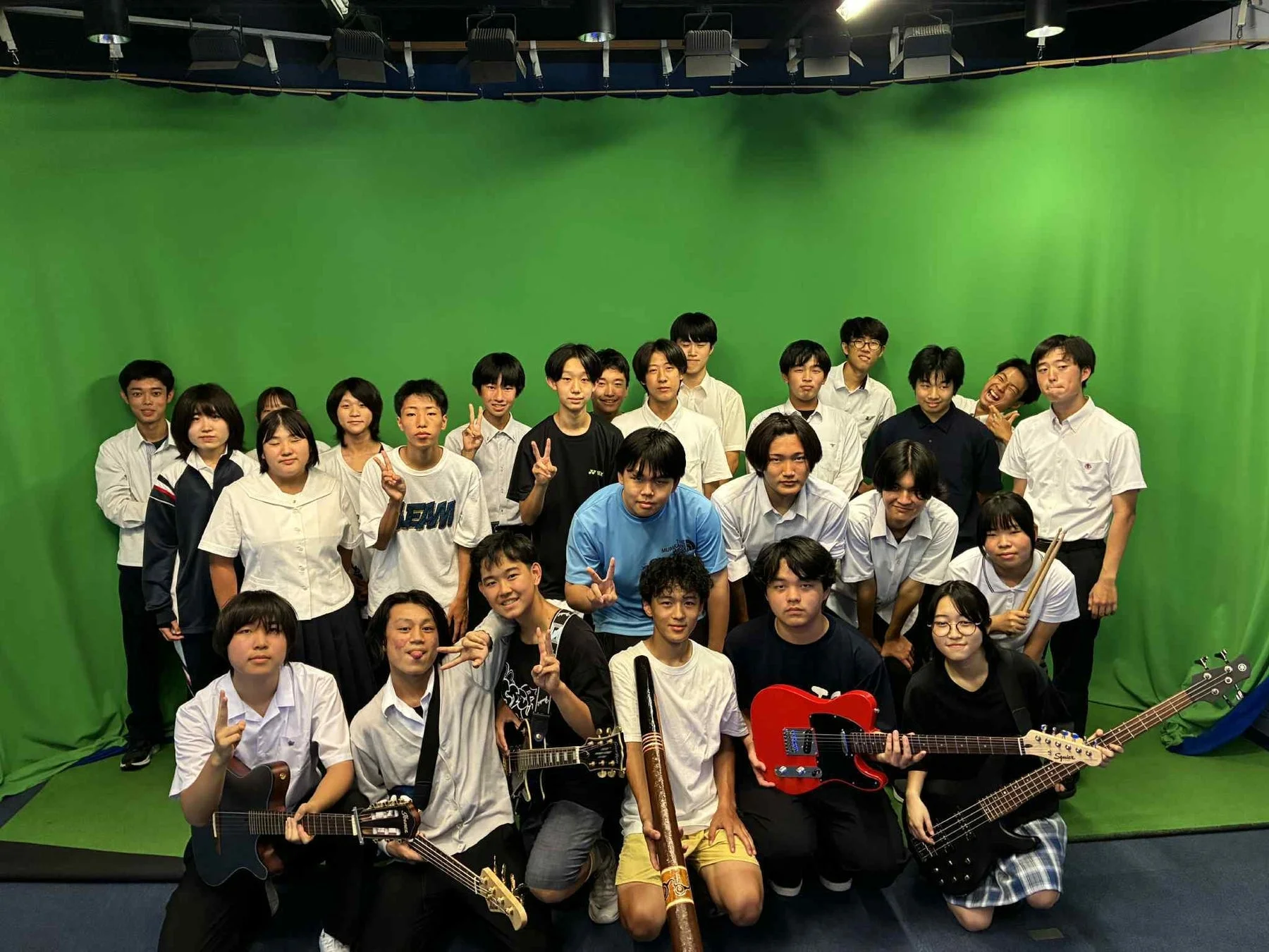 楽器を持つ学生たち