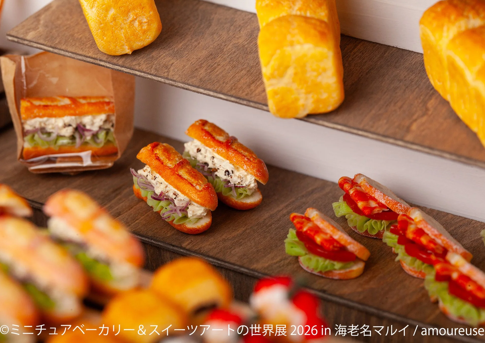 ミニチュアのパンやサンドイッチが並ぶ棚