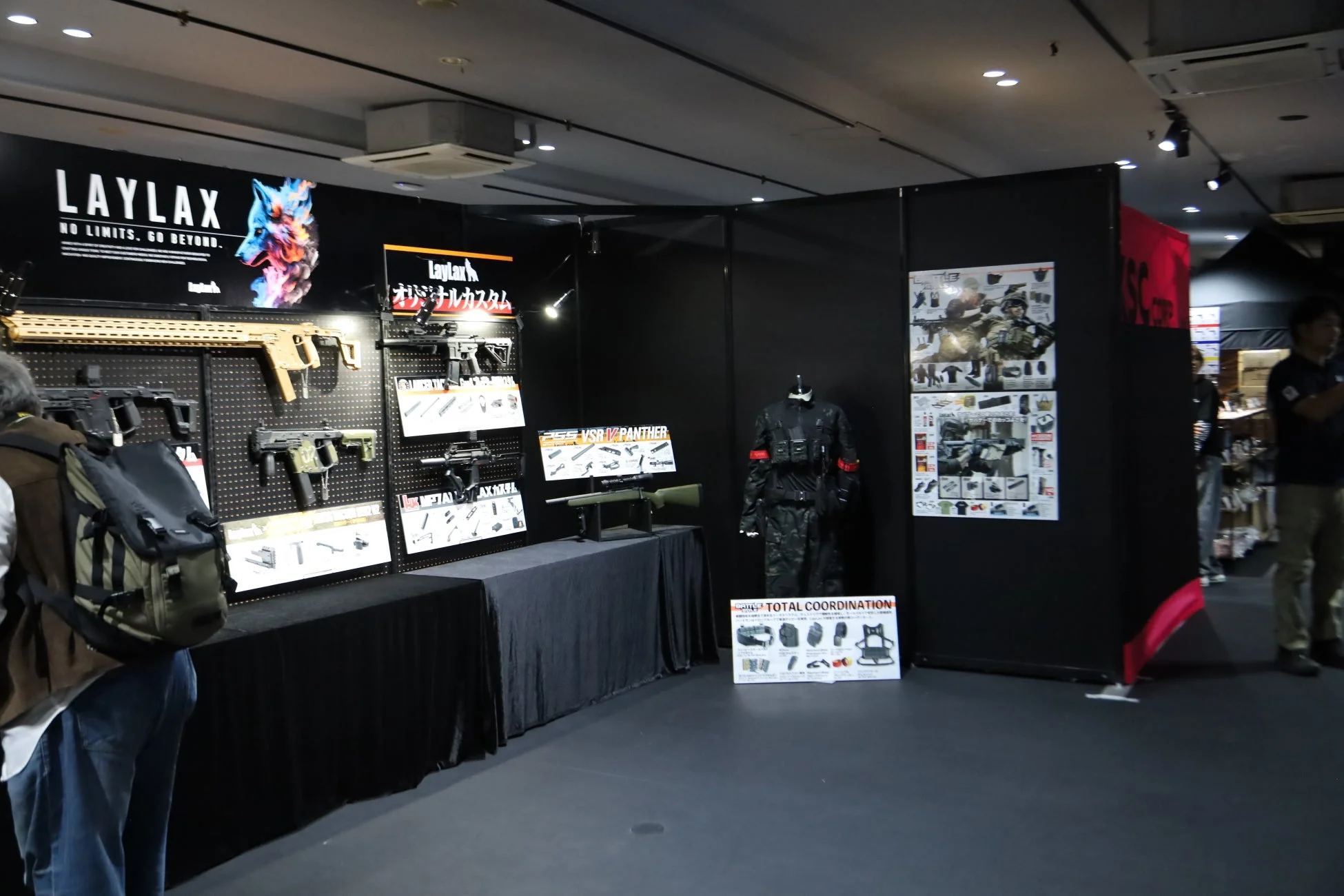 エアソフトガンやミリタリーギアを展示するショップ
