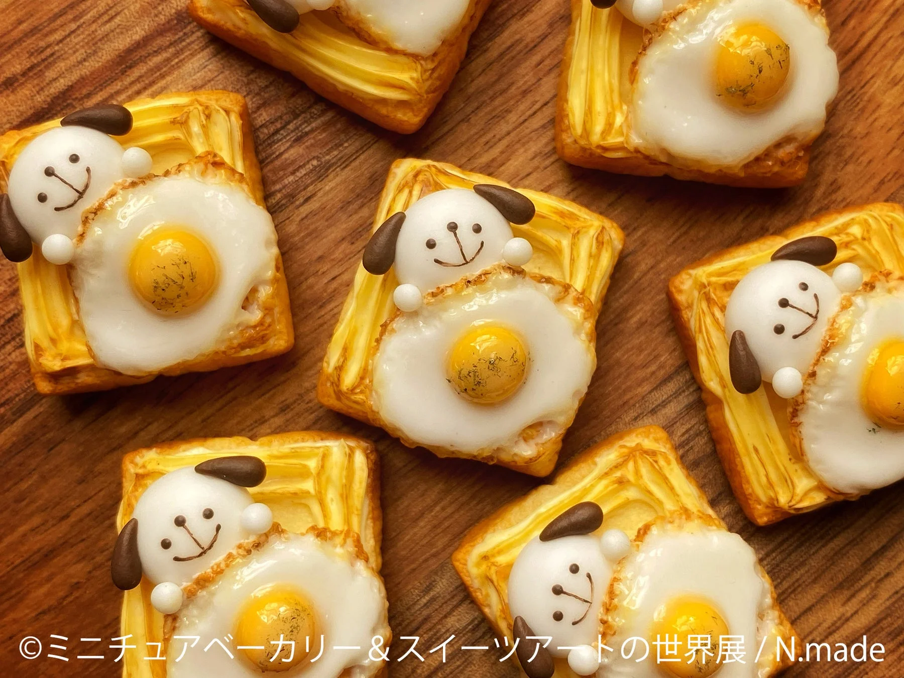 目玉焼きと可愛い犬のキャラクターが乗ったミニチュアのトースト