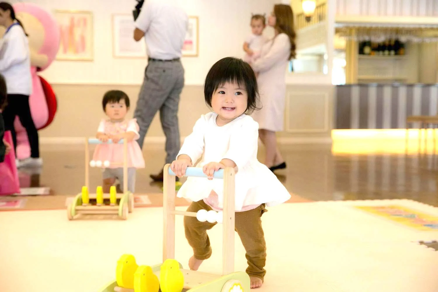 押し車を押して歩く赤ちゃん