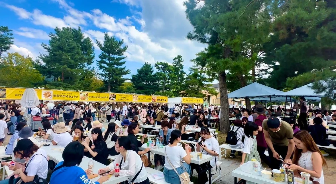 屋外イベントで食事を楽しむ人々