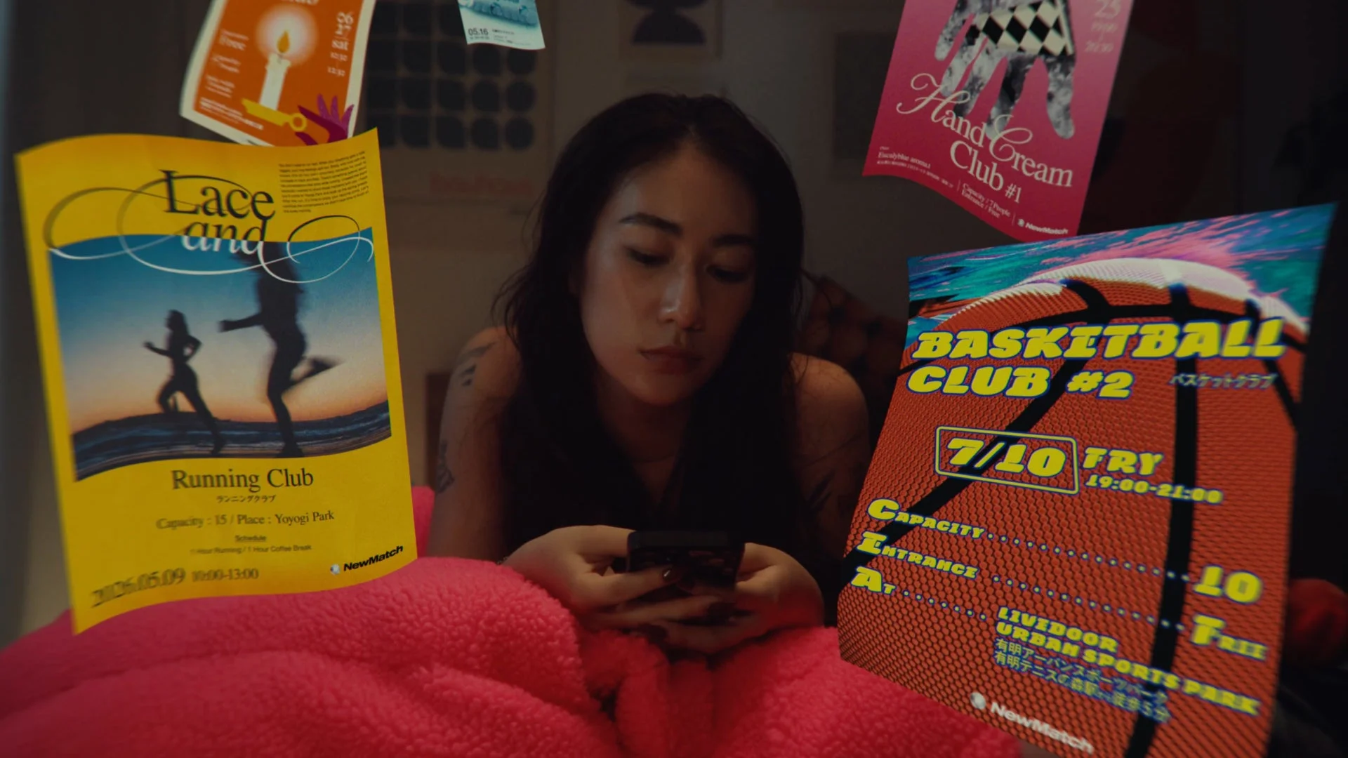 ベッドに横たわりスマートフォンを見る女性の周りに、ランニング、バスケットボール、ハンドクリームなどのイベントポスターが浮遊している。様々なアクティビティに関心を持つ若者の日常を描写した、現代的なライフスタイルの一コマです。