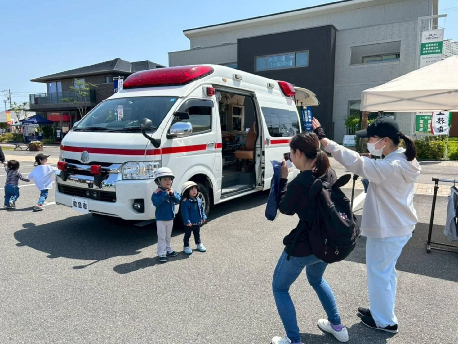 救急車と子供たち