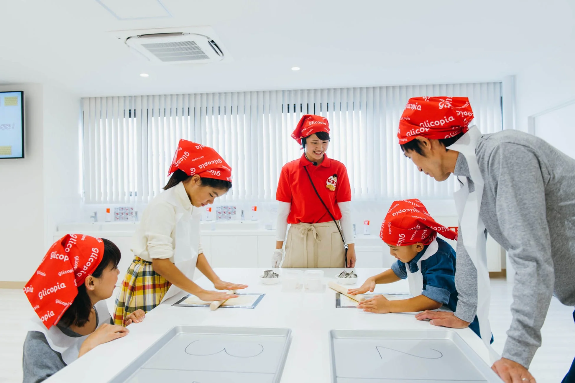 グリコピアらしき施設で子供たちがお菓子作り