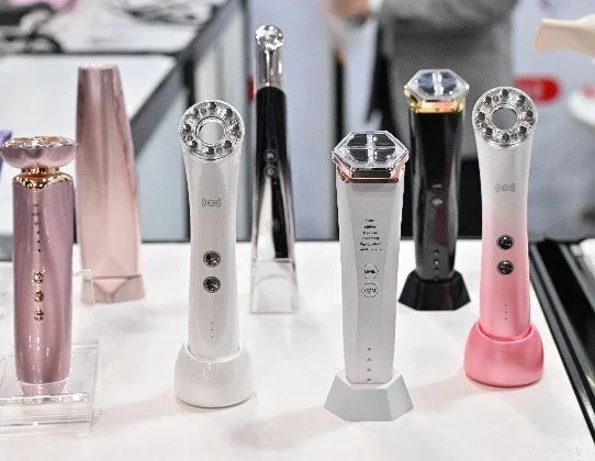 様々な美容機器が展示されている様子